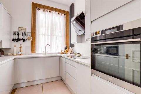 2 bedroom flat for sale, Western Terrace, The Park NG7