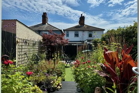 The Quirky House, 62b Station Road, Burnham-on-crouch, CM0 8HF