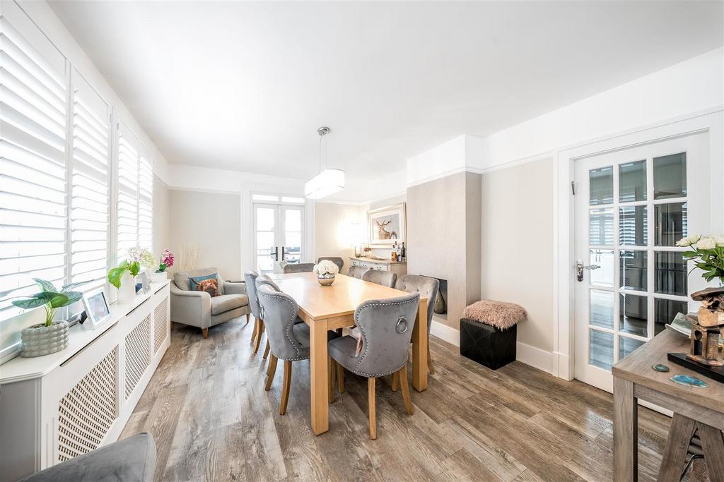 Lounge/Dining Room: