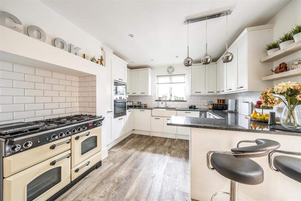 Kitchen/Breakfast Room: