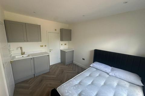 Studio to rent, Dyers Lane, London SW15