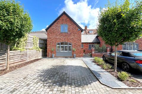 2 bedroom house for sale, West gate place, Warwick