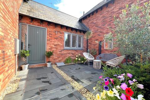 2 bedroom house for sale, West gate place, Warwick