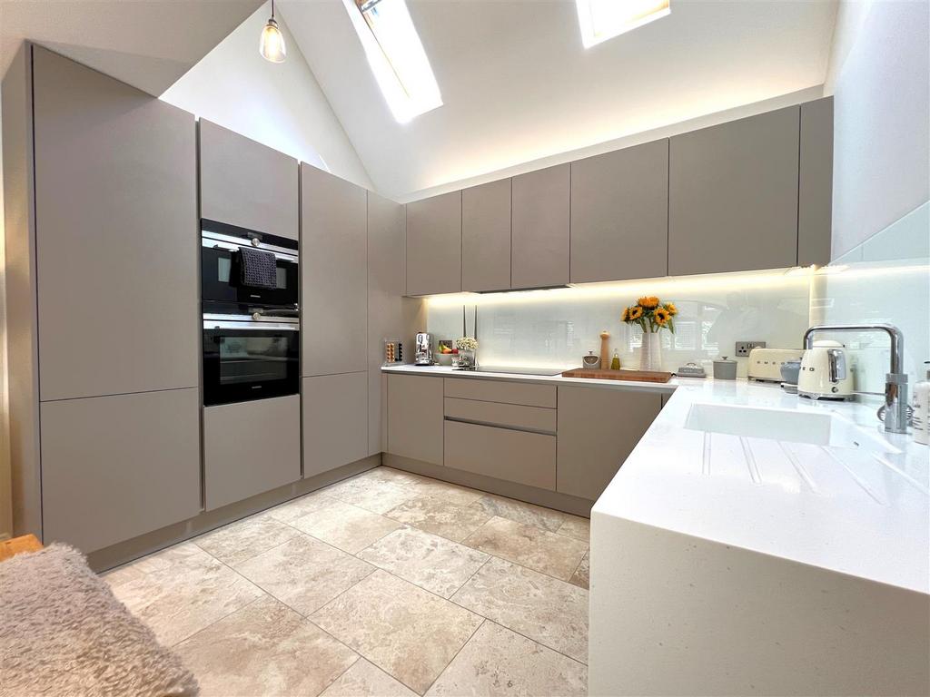 Kitchen 2.jpg