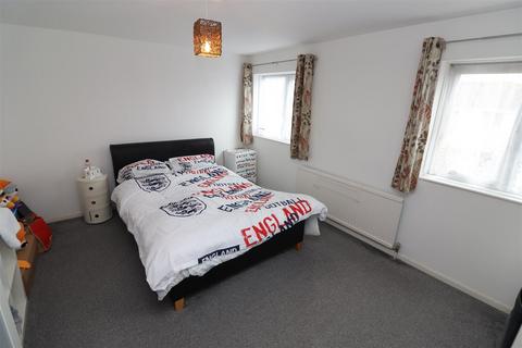 8 Abbotts Way, Rushden, NN10 9PL