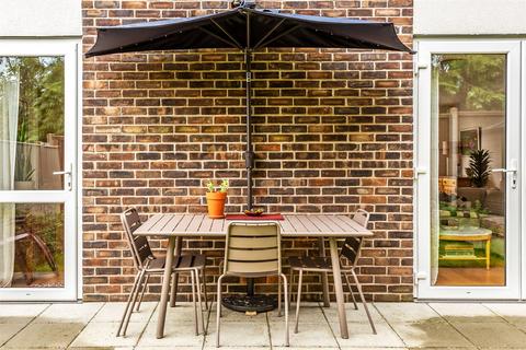 126 Rough Rew, Dorking, RH4 2PB