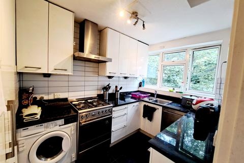 3 bedroom flat for sale, Falkland Grove, Dorking, Surrey, RH4