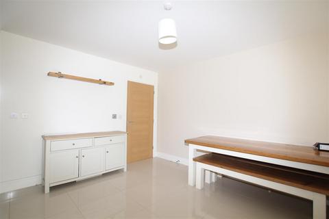 4 bedroom semi-detached house to rent, Sandhill Fold, Idle, Bradford