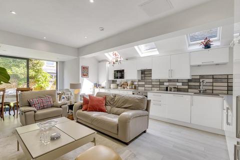 4 bedroom flat for sale, Racton Road, London