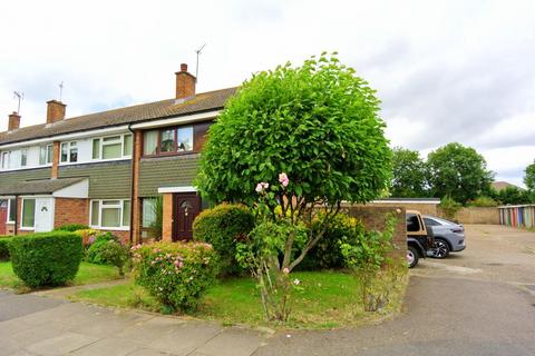 3 bedroom end of terrace house for sale, West Close, Ashford TW15