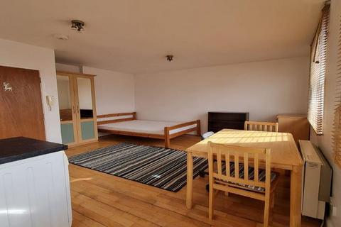 Studio to rent, NW1