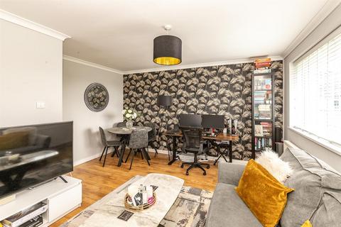 2 bedroom flat for sale, Sale