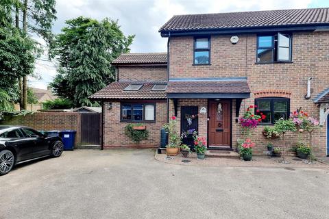 4 bedroom semi-detached house for sale, Osborne Close, Hadley Park, Cockfosters, EN4