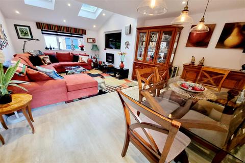 4 bedroom semi-detached house for sale, Osborne Close, Hadley Park, Cockfosters, EN4