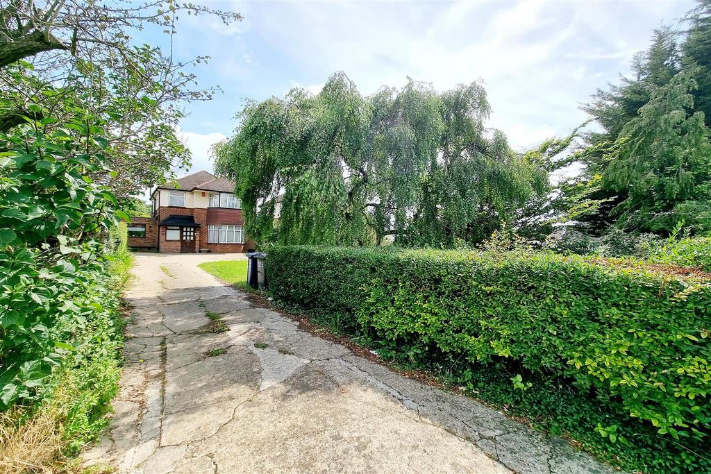 Long driveway to the property: