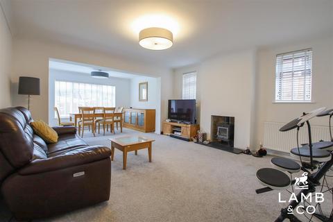 2 bedroom detached bungalow for sale, Hazelwood Crescent, Little Clacton CO16