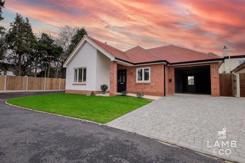 Frinton on Sea - 2 bedroom detached bungalow for sale