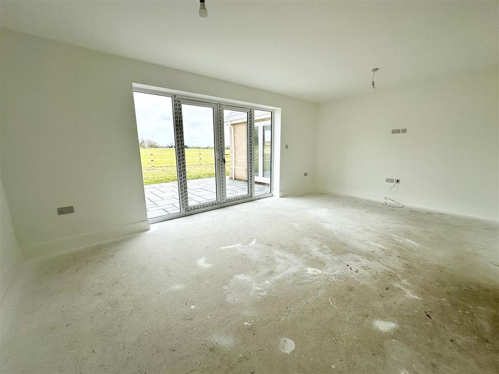 Lounge with rear aspect.JPEG