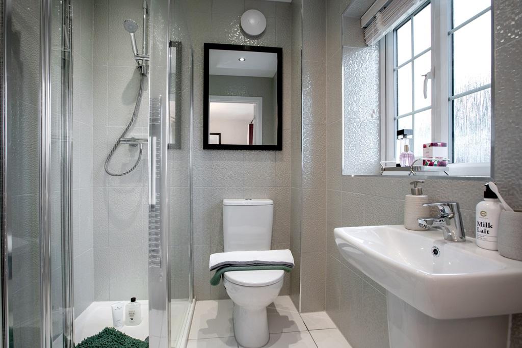 The main bedroom boasts an en suite shower room