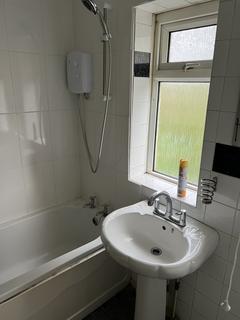 3 bedroom semi-detached house to rent, Peak Avenue, Atherton M46