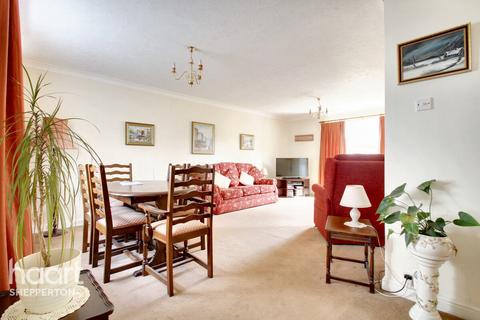 2 Summer Trees, Sunbury-on-thames, TW16 5DY