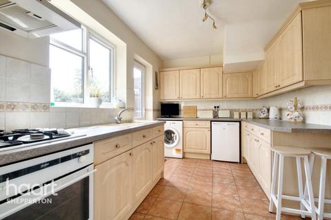 2 Summer Trees, Sunbury-on-thames, TW16 5DY
