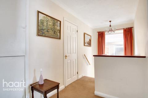 2 Summer Trees, Sunbury-on-thames, TW16 5DY