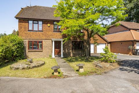 4 bedroom detached house for sale, Wexfenne Gardens, Surrey GU22