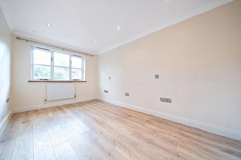 4 bedroom end of terrace house to rent, Rojack Road London SE23