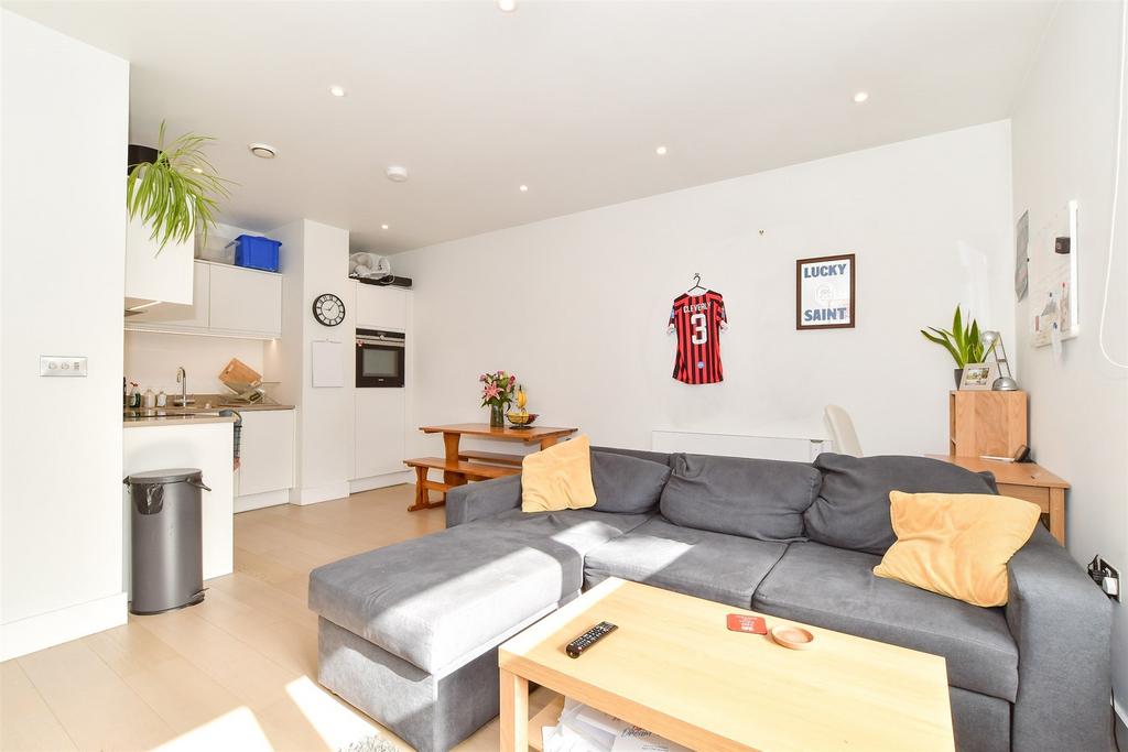 Lounge/Dining Area