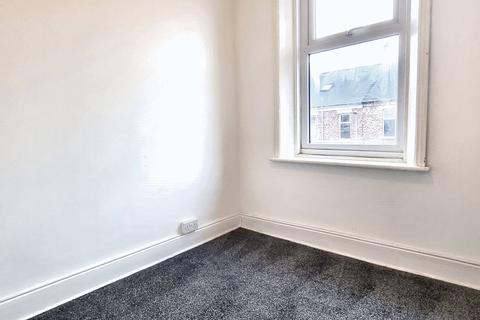 3 bedroom flat to rent, Eastbourne Avenue, Gateshead NE8