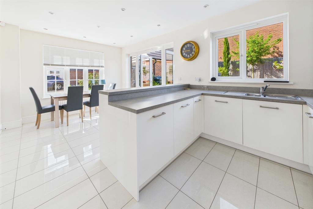 Kitchen / Dining Area