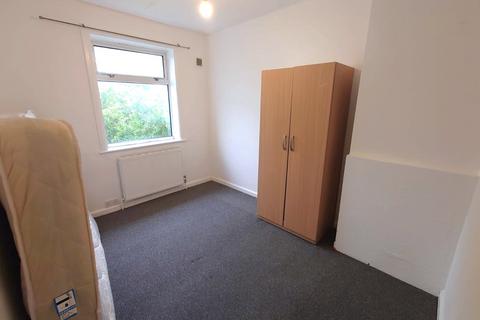 3 bedroom semi-detached house to rent, West Walk, Hayes, Greater London, UB3