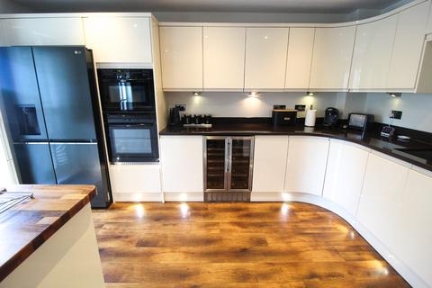 4 bedroom end of terrace house for sale, Treetops Close, Marple