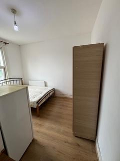 1 bedroom in a house share to rent, Maswell Park Crescent, Hounslow TW3