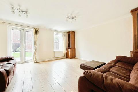 3 bedroom end of terrace house to rent, Dalton Green, Langley SL3