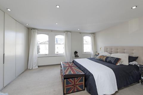 4 bedroom end of terrace house to rent, Salcott Road, SW11