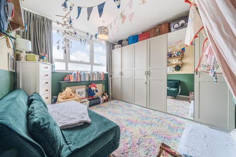 2 bedroom flat for sale, Castlecombe Drive, Southfields