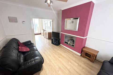 3 bedroom semi-detached house to rent, Lewis Road, Droylesdon, M43