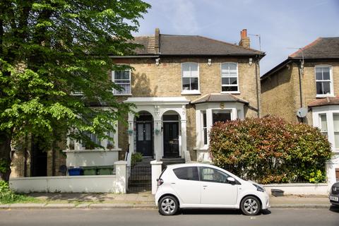 3 bedroom flat to rent, Barry Road, London, SE22