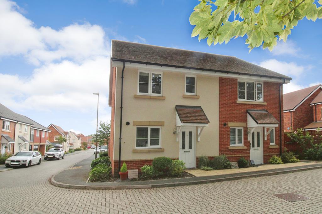 Welberry Way, Camberley, GU17 3 bed semi-detached house - £440,000