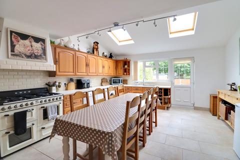 4 bedroom detached house for sale, LONDON ROAD, WATERLOOVILLE