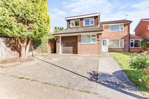 4 bedroom detached house to rent, Royston Close, Crawley RH10