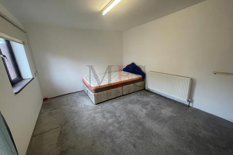 Studio to rent, Johnson Road, Heston, TW5