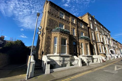 2 bedroom apartment to rent, Chandos Road Broadstairs CT10