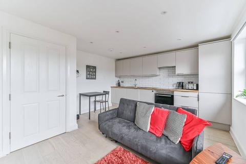 1 bedroom flat to rent, East Street, Epsom, KT17