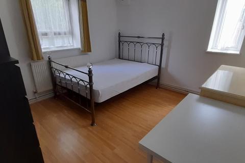 4 bedroom flat to rent, Matthews House, E14