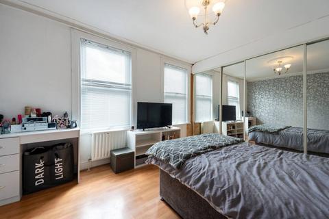 3 bedroom house to rent, Benson Road, Croydon, CR0