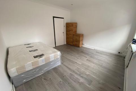 5 bedroom flat to rent, Double Bedroom in House Share-Homerton E9