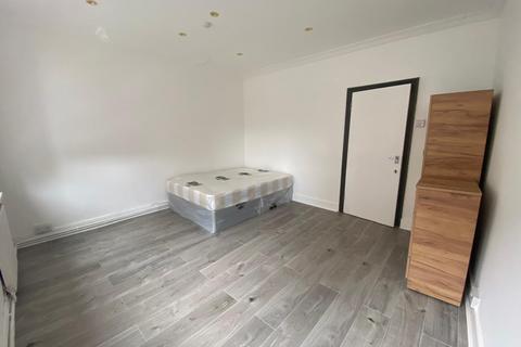 5 bedroom flat to rent, Double Bedroom in House Share-Homerton E9